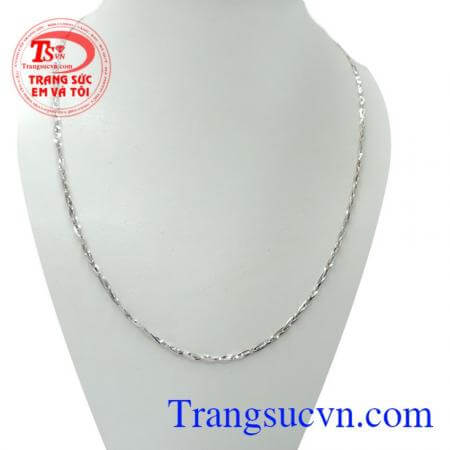 Dây chuyền vàng italy trắng,vàng trắng bện ba lại với nhau với ý nghĩa bền vững trước mọi thử thách và thành công trong cuộc sống