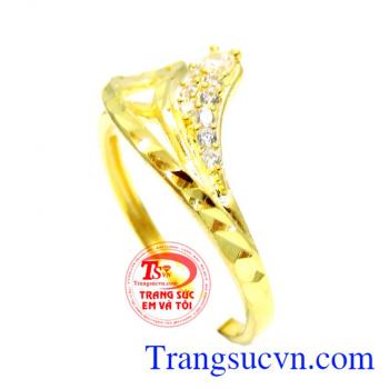 Nhẫn đeo nhỏ và xinh xinh trên ngón tay đeo nhẫn. Nhẫn thương yêu vàng