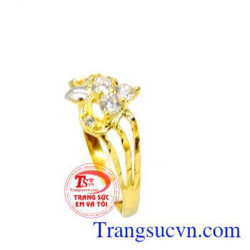 Được thiết kế tinh tế. Nhẫn nữ vàng kết trái