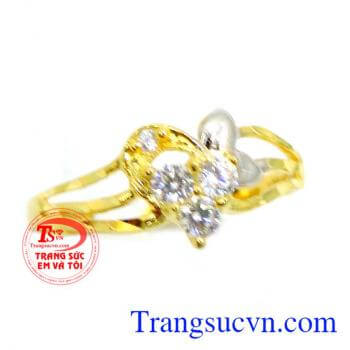 Nhẫn đeo nhỏ và xinh xinh trên ngón tay đeo nhẫn. Nhẫn nữ vàng kết trái