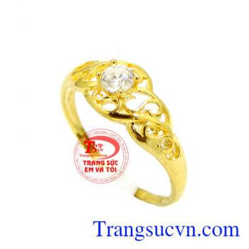 Chiếc nhẫn vàng nữ đeo trên tay với ý tưởng và mong muốn tôn vinh vẻ đẹp của Nữ.