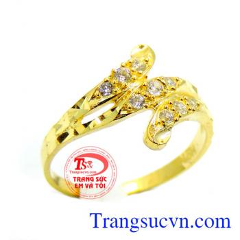 Nhẫn vàng may hơn đeo xinh xinh trên ngón tay đeo nhẫn. Nhẫn vàng 10k nữ