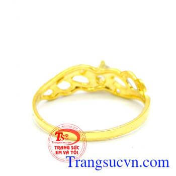 Nhẫn vàng may hơn đeo xinh xinh trên ngón tay đeo nhẫn. Nhẫn vàng chắp cánh tình yêu