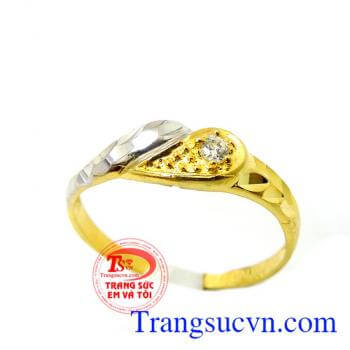 Nhẫn vàng may hơn đeo xinh xinh trên ngón tay đeo nhẫn. Nhẫn vị ngọt thời gian