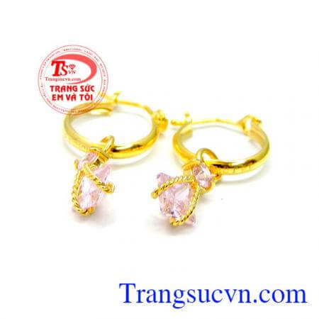 Hoa tai treo đá hồng, hoa tai vàng đẹp, tinh tế và phù hợp với người đeo.