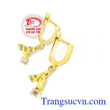 Hoa tai vệt sáng vàng 10k phù hợp làm quà tặng cho người thân, bạn bè.