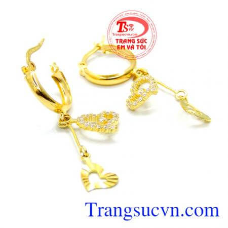 còn gọi là khuyên tai với đường nét uốn lượn mặn mà uyển chuyển mà lại rất tinh xảo,hoa tai vàng trái tim nhỏ