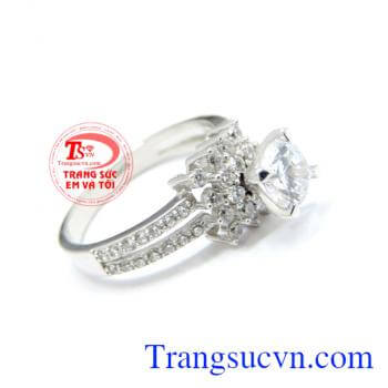 Chiếc nhẫn nữ vàng trắng 18k phù hợp làm quà tặng sinh nhật hoặc trong các dịp ý nghĩa thể hiện cho sự trong sáng và tinh khôi đại điện cho sự hoàn hảo.Nhẫn vàng trắng 18k nhập