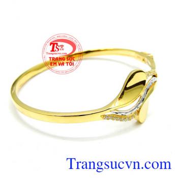 Vòng tay vàng đeo hợp thời trang. Vòng tay tình yêu
