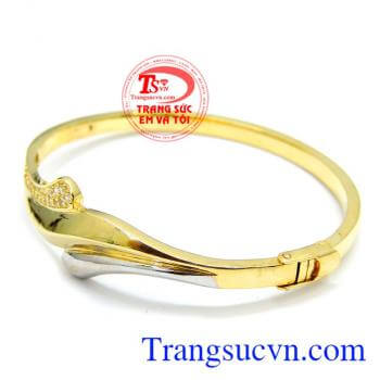 Vòng tay vàng đeo hợp thời trang. Vòng tay vàng hạnh phúc