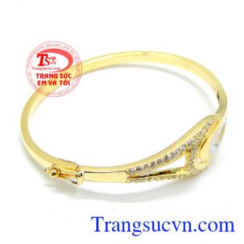 Vòng tay vàng đeo hợp thời trang. Chiếc vòng vàng may mắn
