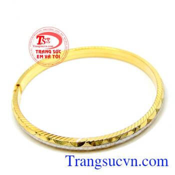 Vòng tay vàng đeo hợp thời trang. Vòng trong vàng sáng sáng