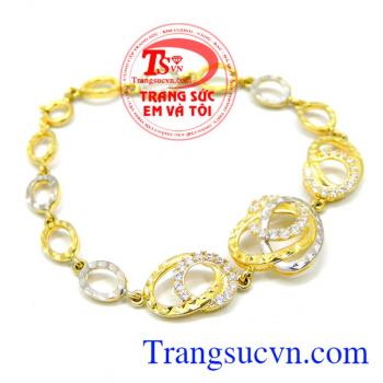 Chiếc Lắc vàng phái đẹp, Lắc tay vàng với những họa tiết tinh tế và gắn đá.