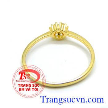 Nhẫn vàng may hơn đeo xinh xinh trên ngón tay đeo nhẫn. Nhẫn nữ nhỏ xinh vàng
