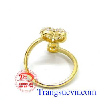 Nhẫn vàng may hơn đeo xinh xinh trên ngón tay đeo nhẫn. Nhẫn vàng trái tim mới