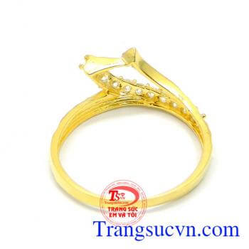 Nhẫn vàng may hơn đeo xinh xinh trên ngón tay đeo nhẫn. Nhẫn ngọn sóng thủy chung