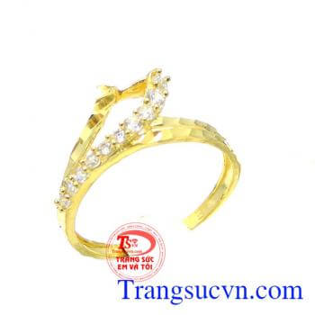 Nhẫn nữ bảo hành 6 tháng giao toàn quốc, thanh toán an toàn. Nhẫn ngọn sóng thủy chung
