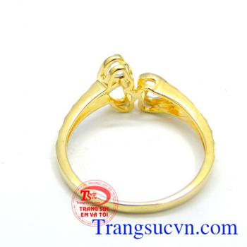 Nhẫn vàng may hơn đeo xinh xinh trên ngón tay đeo nhẫn. Nhẫn vàng gia đình hạnh phúc