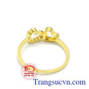 Nhẫn vàng may hơn đeo xinh xinh trên ngón tay đeo nhẫn. Nhẫn đôi tim chung thủy