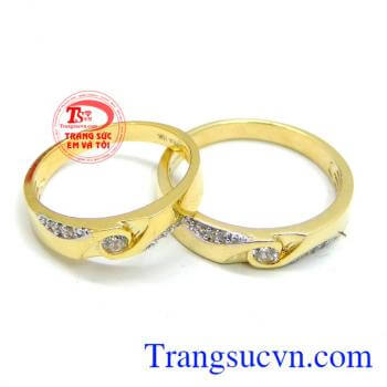 Nhẫn cưới chong chóng tình yêu, vòng tròn cho tình yêu quay mãi, mới mong muốn một tình yêu chung thủy và hạnh phúc trong cuộc sống