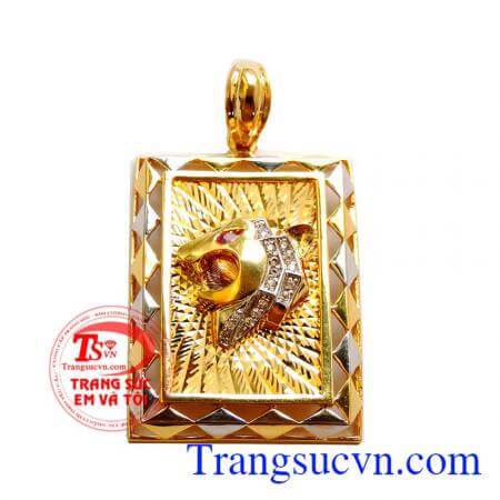 Chiếc Mặt dây báo nam tính đeo cùng dây chuyền vàng, mặt dây vàng hình chữ nhật được thiết kế khéo léo,và nam tính, làm nổi bật khi đeo, tôn vinh vẻ đẹp của phái mạnh.