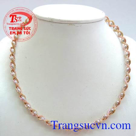 kiềng được thiết kế tinh tế bện và kết những dây và hạt vàng tạo nên chiếc KIỀNG VÀNG rất quý phái cho người đeo, tôn lên vẻ đẹp của Nữ giới.