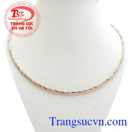 Kiềng được bện từ những dây vàng trắng,dây vàng hồng,dây vàng tạo nên sự bên vững trong gia đình như Bố+Mẹ+Con cùng hòa quyện vào thành gia đình hạnh phúc.