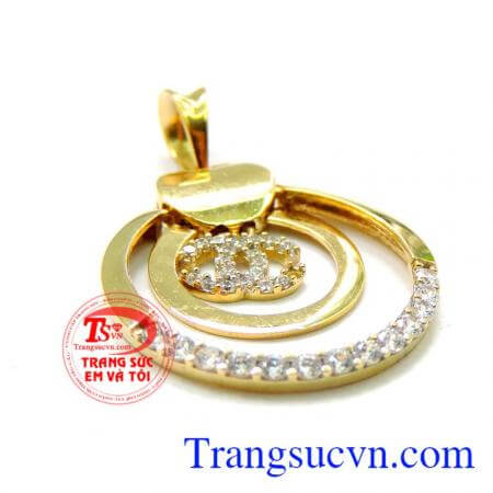 Mặt dây chuyền thương hiệu chanel được phái nữ ưa chuộng, là phụ kiện không thể thiếu trong các buổi dạ tiệc
