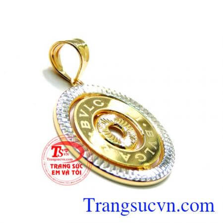 Mặt Vàng 18k khắc chữ 3 lớp, mặt dây chuyền vàng kiểu dáng độc đáo với các đường nét vô cùng tinh tế.