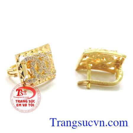 Hoa tai vàng theo logo Chanel đẹp.