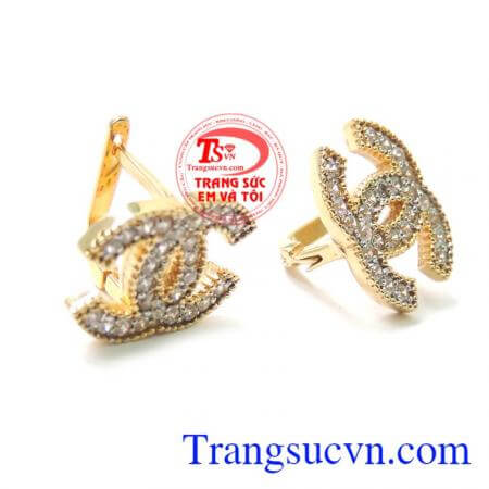 Hoa tai vàng 18k chanel phù hợp với nhiều kiểu quần áo.