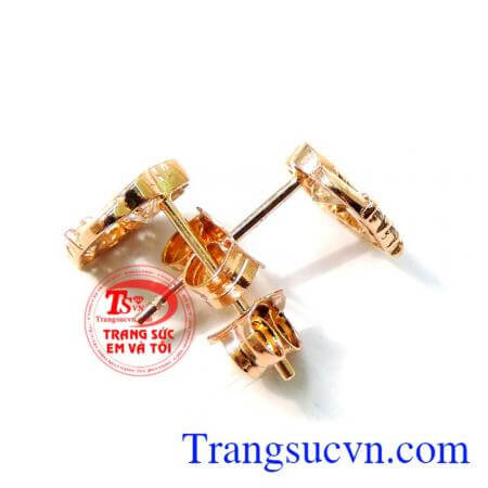 Trái tim hồng tình yêu đeo hợp thời trang.