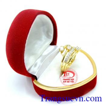 Nhẫn nữ đá quý sang trọng. 