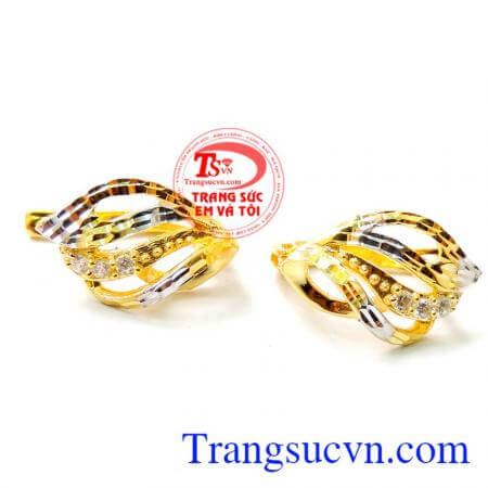 Hoa tai trung tín đeo hợp thời trang