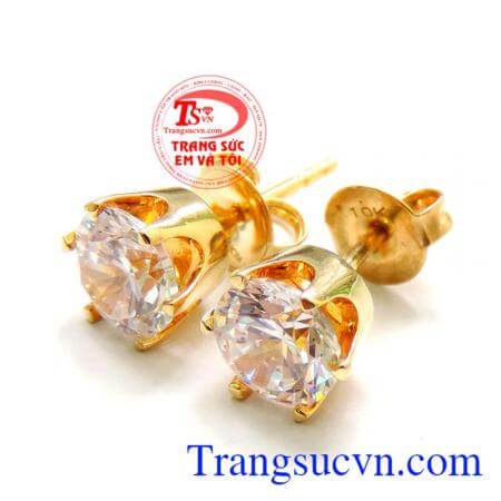 Hoa tai vàng nổi bật và dá sáng, mang lại sự quý phái cho người đeo,