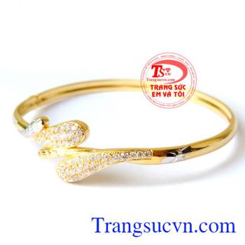 Vòng tay được thiết kế tinh tế với mong muốn người đeo được thuận lợi trong mọi việc. Chiếc vòng vàng xong hành