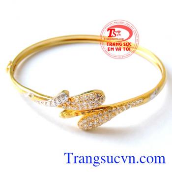 Chiếc vòng vàng xong hành đặc biệt dành cho nữ. 