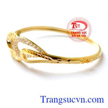 Vòng vàng nữ đẹp Với thiết kế vòng tay ôm cổ tay tạo cho vòng tay vàng nổi bật khi đeo phù hợp với trang phục.