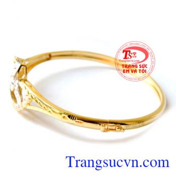 Vòng vàng hai màu bền đẹp và tinh tế.