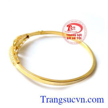 Vòng tay tâm đầu ý hợp sang trọng dành cho nữ. 