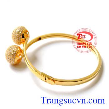 Vòng tay dior vàng với thương hiệu tinh tế được ưa chuộng trên thị trường.