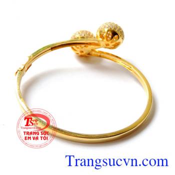 Vòng vàng DIOR một sản phẩm được ưa chuộng của phái đẹp.