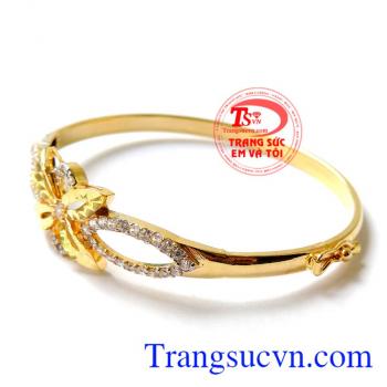 Vòng tay vàng đeo hợp thời trang. Vòng tay hương sắc cuộc sống