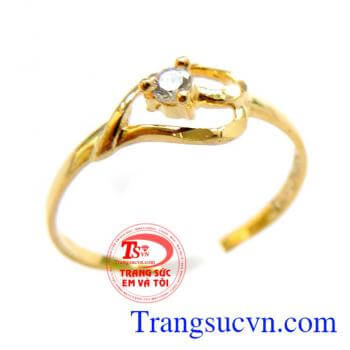 Đeo xinh xinh trên ngón tay đeo nhẫn. Nhẫn công danh vàng