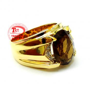 Nhẫn nam phù hợp đeo ngón giữa và ngón áp út. Nhẫn nam vàng thạch anh khói