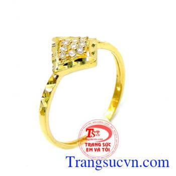 Nhẫn Nữ Vàng thể hiện sự qua tâm và yêu thương, quan tâm sâu sắc với người được tặng