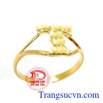 Nhẫn nữ chữ T đeo hợp thời trang.