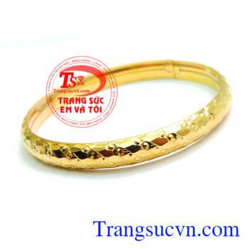 Chế tác vòng tay tinh tế, hợp thời trang và trang phục. Vòng vàng tay nữ vàng