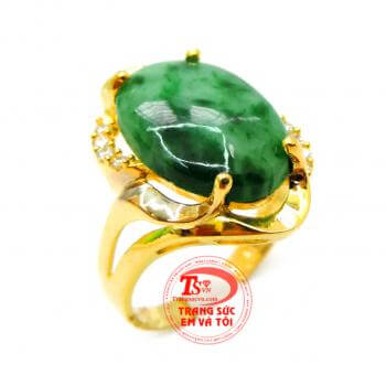 Sản phẩm kết hợp ngọc cẩm thạch thiên nhiên và vàng tây mang đến sự bình an và thịnh vượng. Nhẫn vàng ngọc cẩm thạch nữ