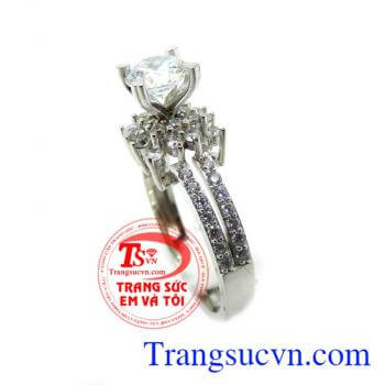 Nhẫn nữ vàng tây chế tác tinh tế mang đến những đường nét sáng,bóng bền đẹp cho chiếc nhẫn nữ đeo hợp thời trang,chất lượng vàng được đảm bảo uy tín. Khách hàng ưa chuộng sản phẩm nhẫn nữ vàng tây bền đẹp
